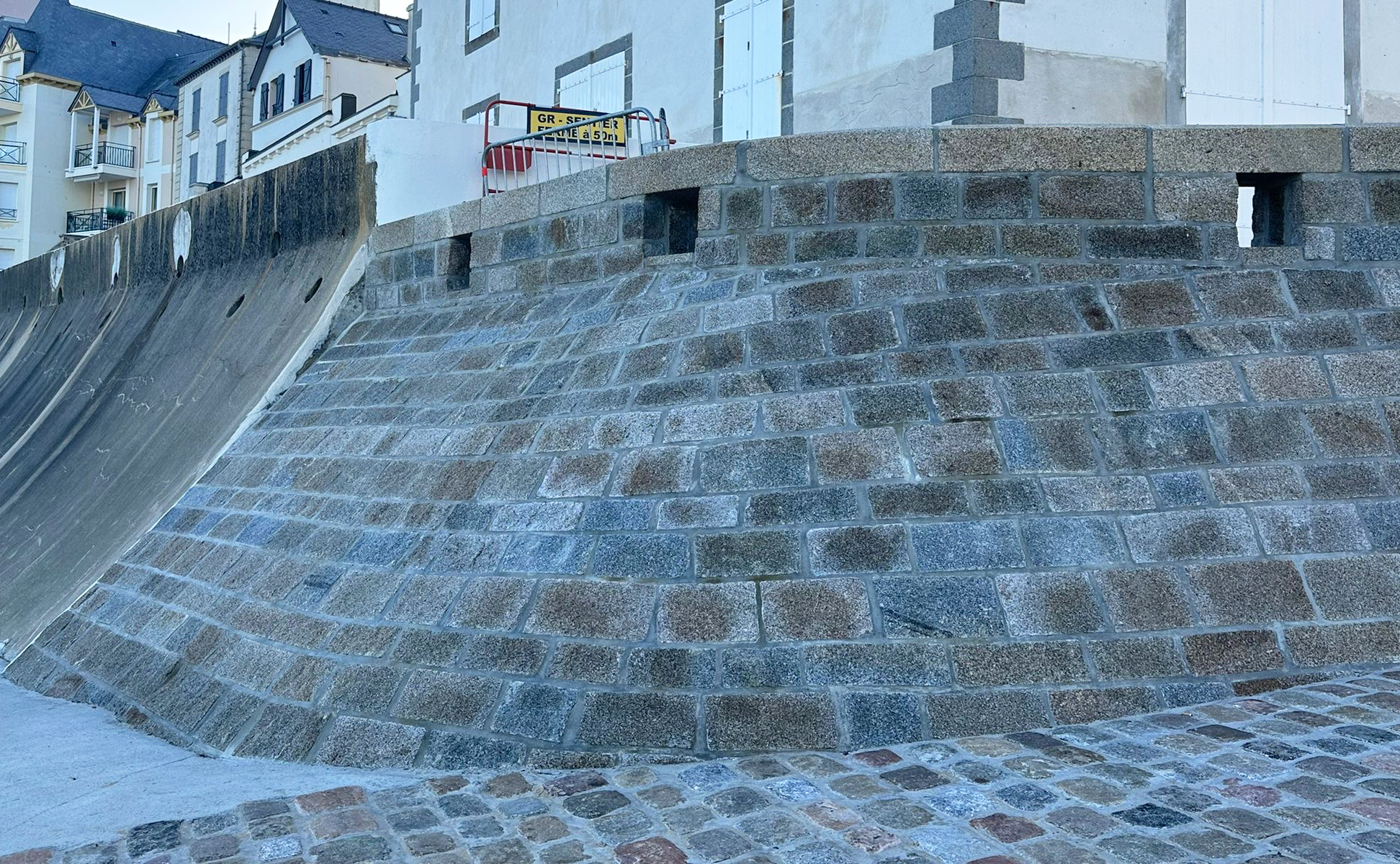 bâtiment pierre à maçonner moellons pierre de couronnement granit breton gris roux languédias rebillon voirie bretagne 