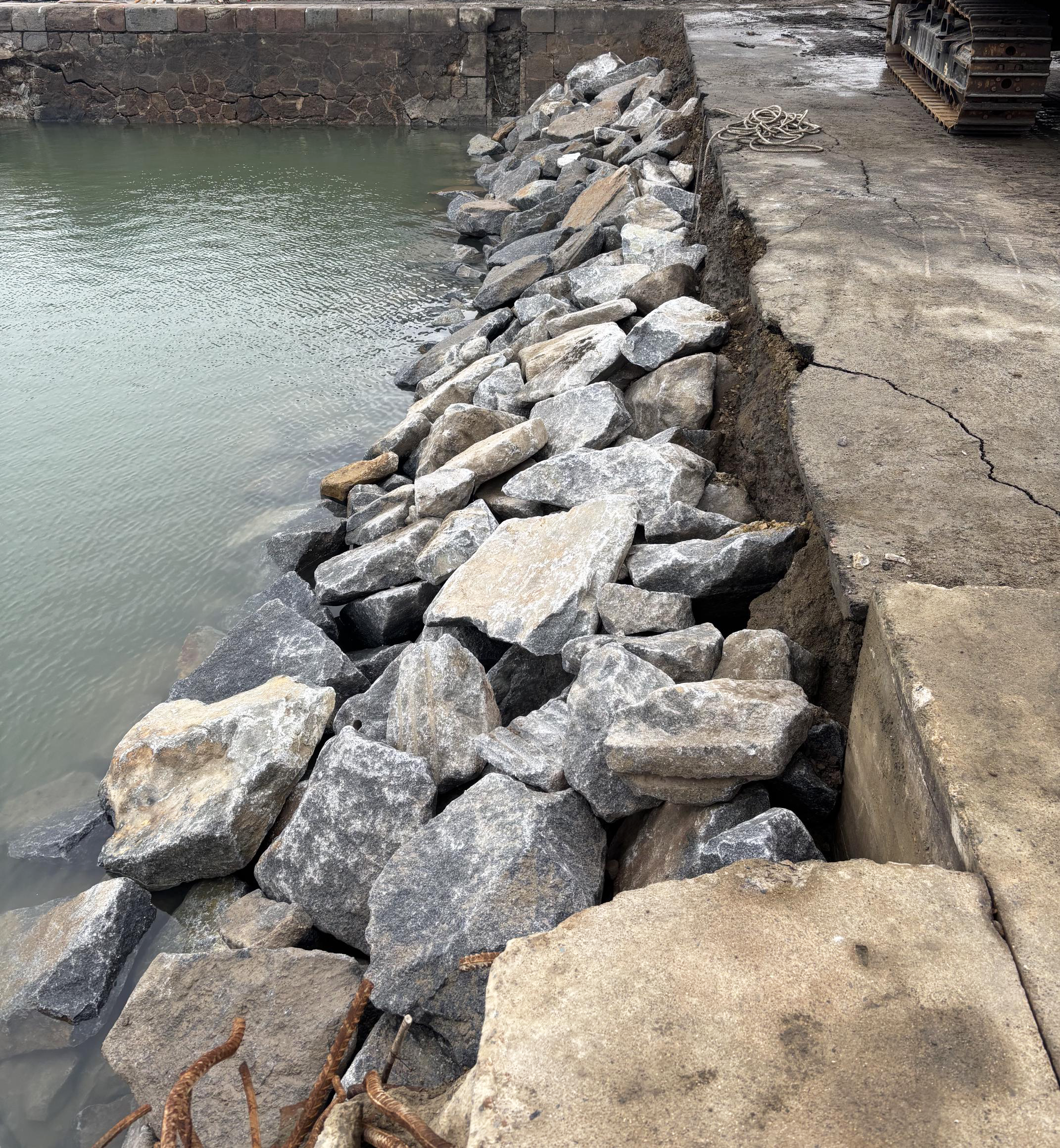 enrochements et boules de granit breton lanhélin rebillon voirie bretagne