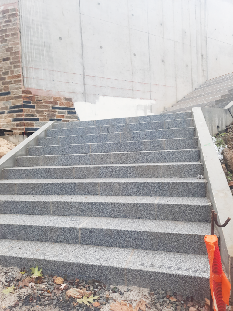 Amenagement urbain dalles pavés bordures granit breton rebillon voirie grv fougères 