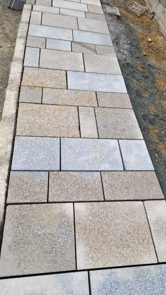 Amenagement urbain dalles pavés bordures granit breton rebillon voirie grv fougères