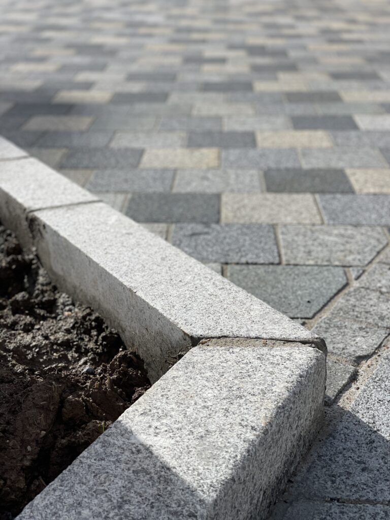 pavés bordures granit breton rebillon voirie carhaix huelgoat lanhélin