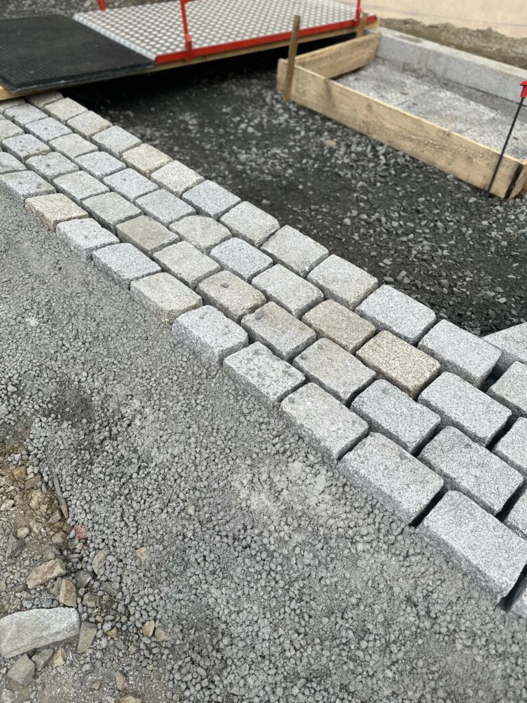 amenagement urbain dalles pavés bordures granit breton gris roux languédias lanhélin grv rebillon voirie dinard 