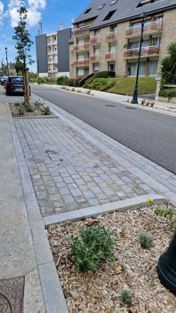 amenagement urbain dalles pavés bordures granit breton gris roux languédias lanhélin grv rebillon voirie dinard 4