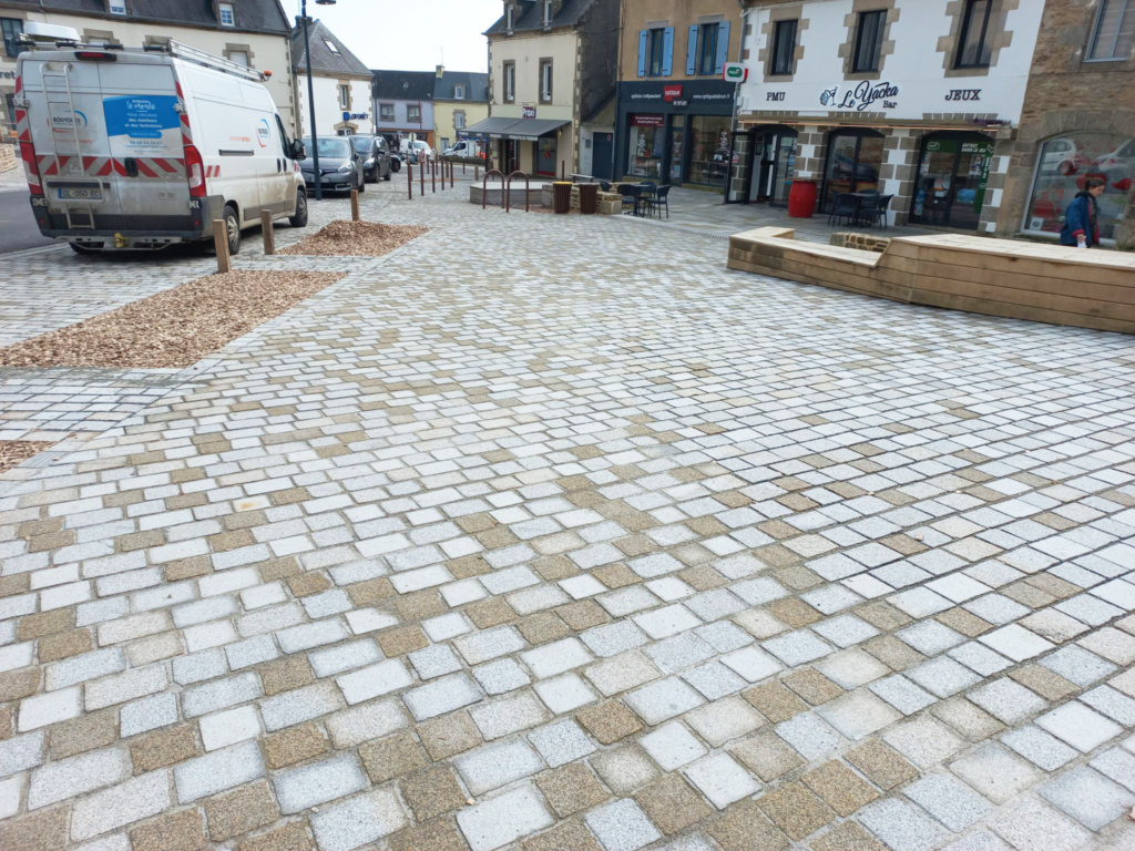 aménagement urbain granit breton pavés dalles bordures marches gris roux perle de Languédias rebillon voirie grv ploneour lanvern 