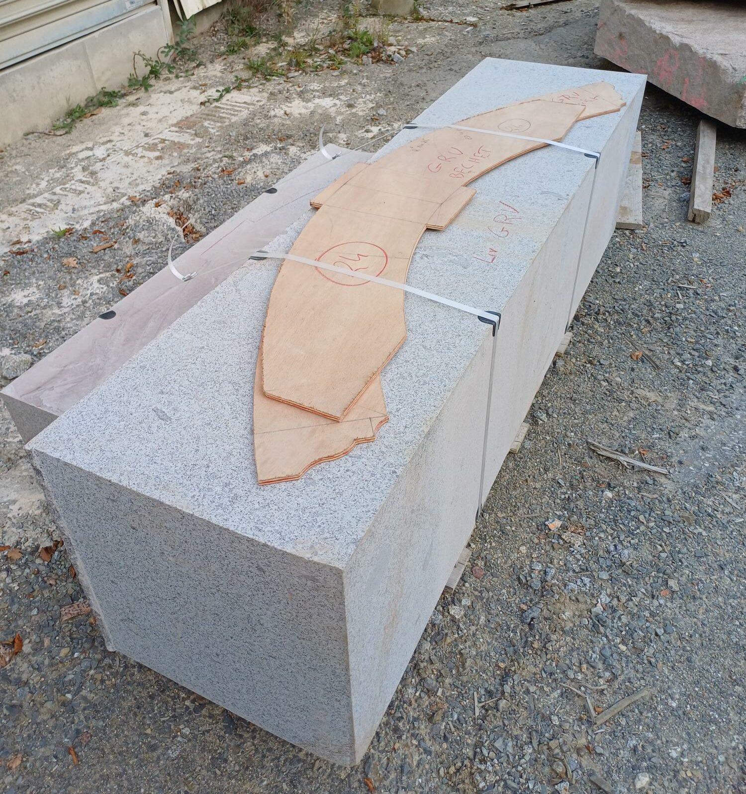 usinage taille de pierre renovation patrimoine linteaux granit breton bleu louvigné rebillon voirie grv