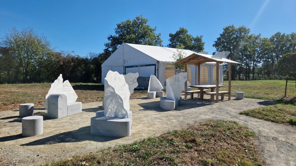 mobilier urbain bancs granit rebillon voirie bretagne bleu de louvigné dalle pavés bordures