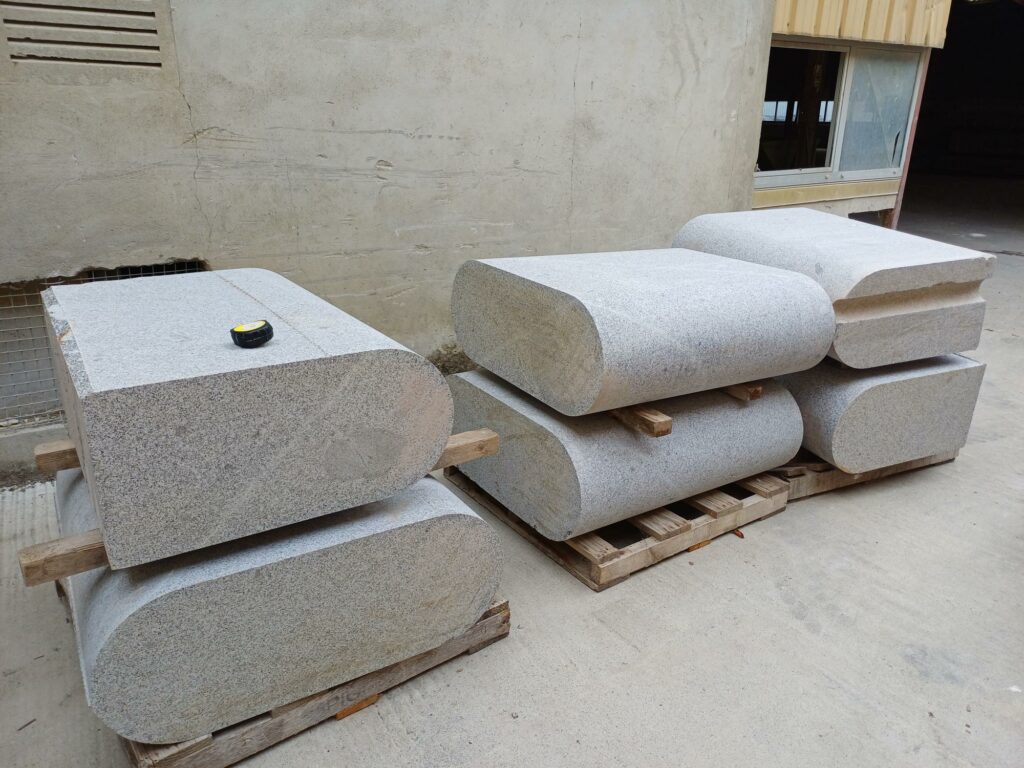 mobilier urbain bancs granit rebillon voirie bretagne bleu de louvigné dalle pavés bordures
