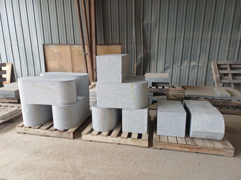 mobilier urbain bancs granit rebillon voirie bretagne bleu de louvigné dalle pavés bordures