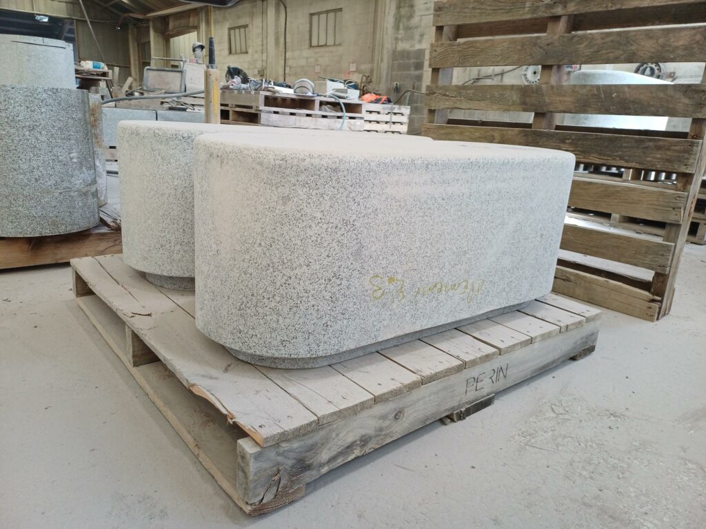 mobilier urbain bancs granit rebillon voirie bretagne bleu de louvigné dalle pavés bordures