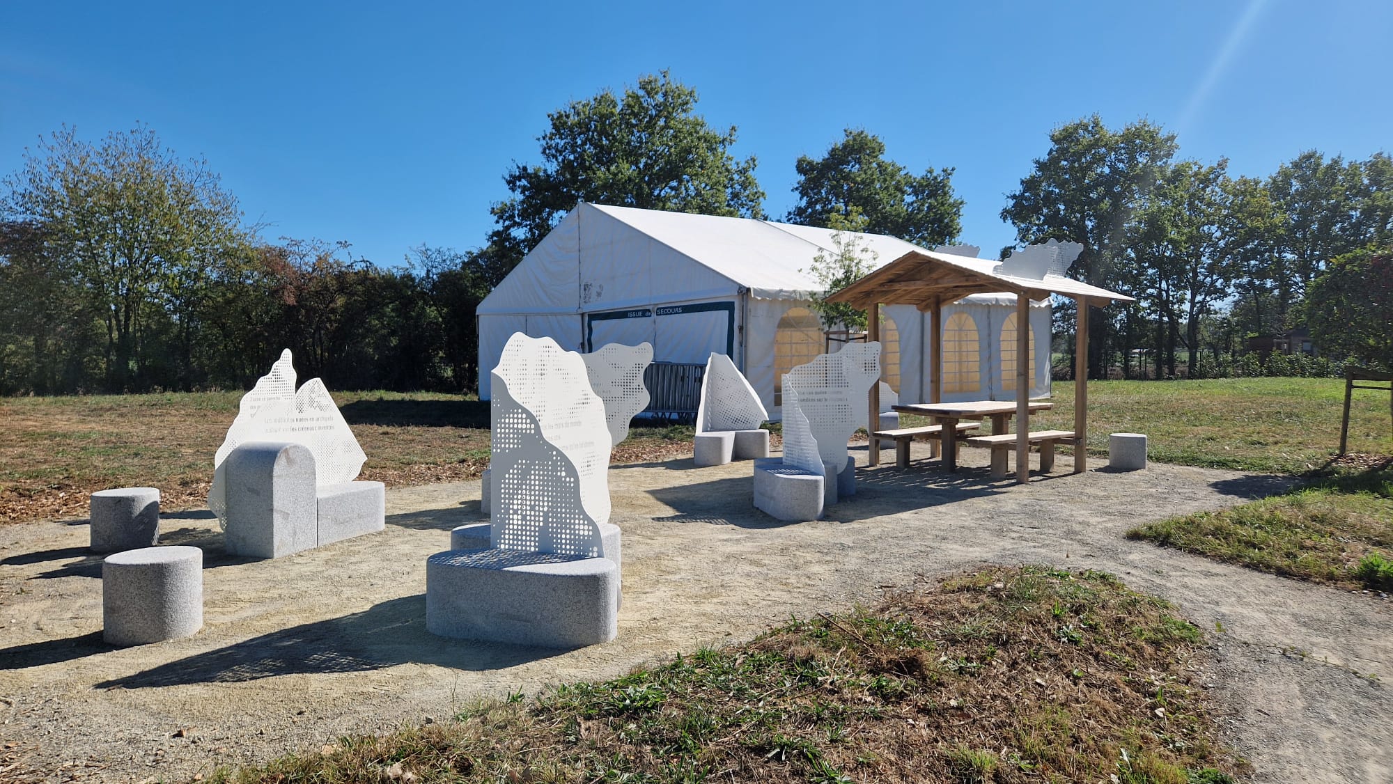mobilier urbain bancs granit rebillon voirie bretagne bleu de louvigné dalle pavés bordures